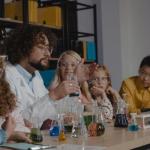 Domowe eksperymenty chemiczne wspierające naukę w praktyce: proste, bezpieczne i fascynujące pomysły do zrobienia w domu