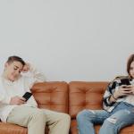 Jak reagować na emocjonalne wybuchy nastolatków: spokojne strategie, które wzmacniają relację