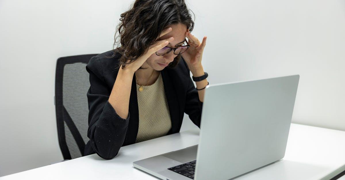 Radzenie sobie z emocjonalnym zmęczeniem po pracy i szkole: 9 prostych rytuałów, które przywrócą Ci spokój
