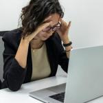 Radzenie sobie z emocjonalnym zmęczeniem po pracy i szkole: 9 prostych rytuałów, które przywrócą Ci spokój