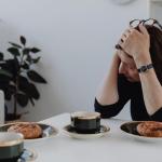 Radzenie sobie z emocjonalnym przeciążeniem w okresie świątecznym: proste strategie, które przywracają spokój i radość